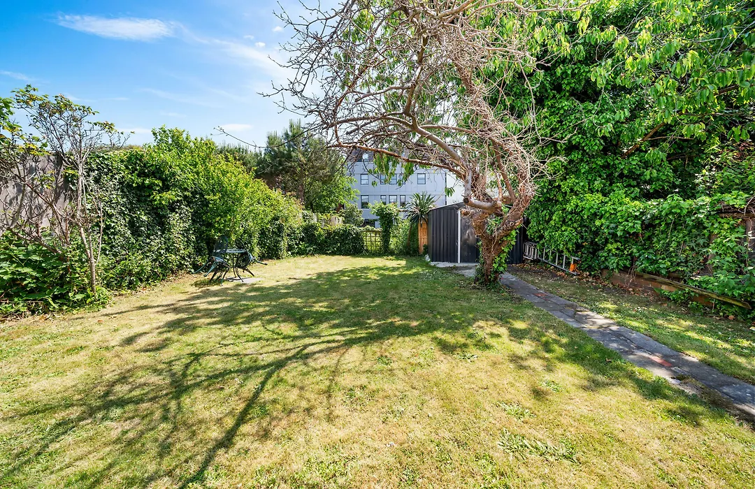 Wimbledon Town Centre Garden Apartment With Private Parking - Sleeps 5-1