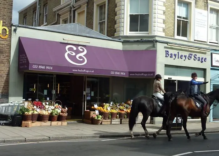 Wimbledon Town Centre Garden Apartment With Private Parking - Sleeps 5